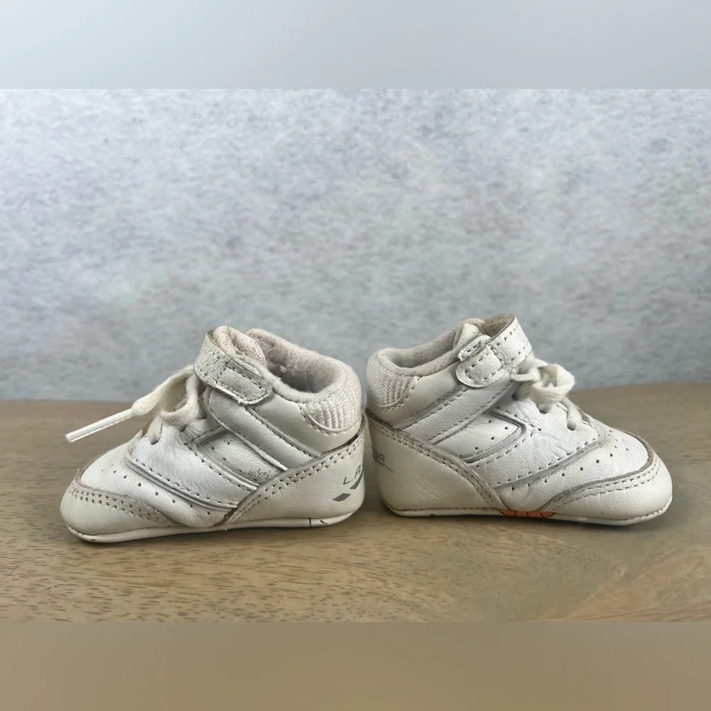 Vintage 90’s LA Gear White‎ Silver Infant Sneakers Size 1 Soft Bottom Crib Shoes